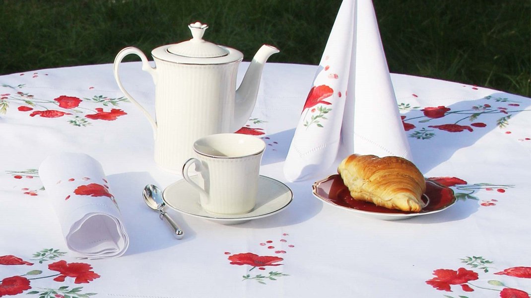 Coquelicot table linen collection by Valombreuse