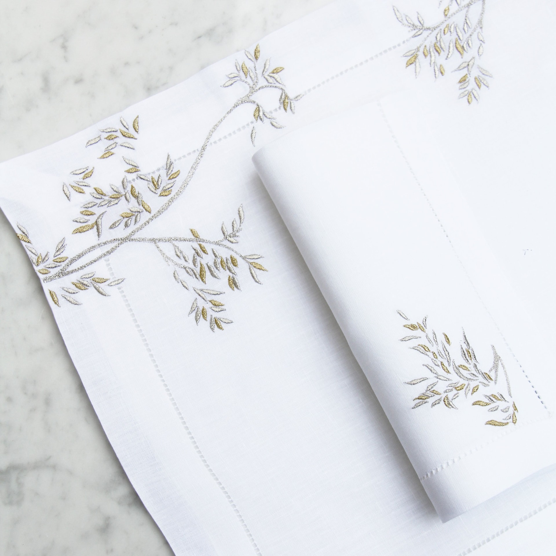 Valombreuse, Nagoya table linen, Placemat and napkin set, gold and silver