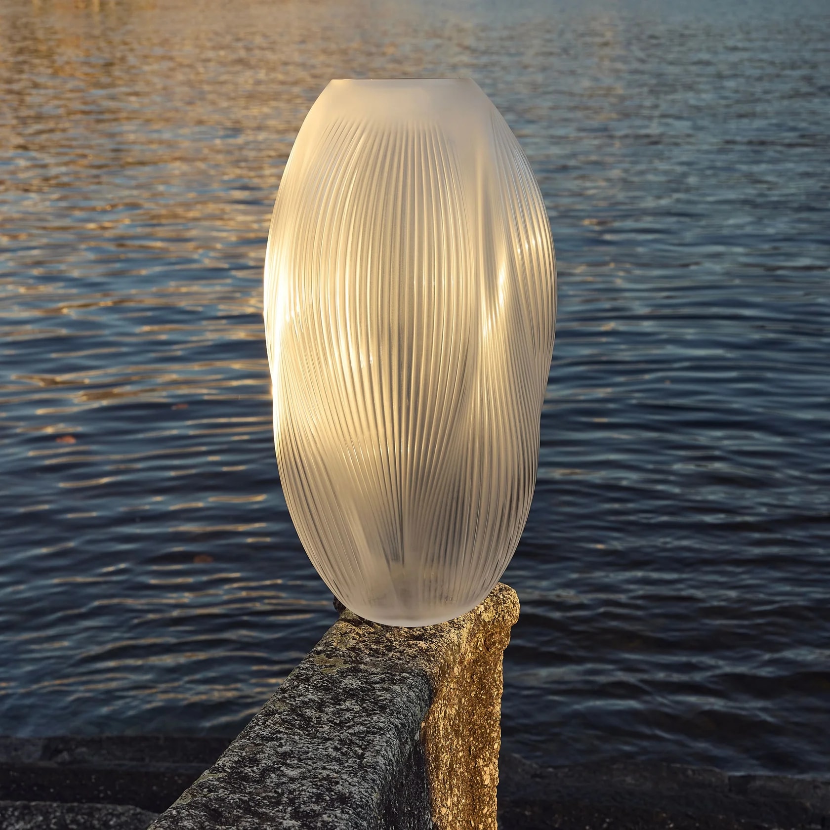 Lalique, Air Alizé, Extra large vase, clear