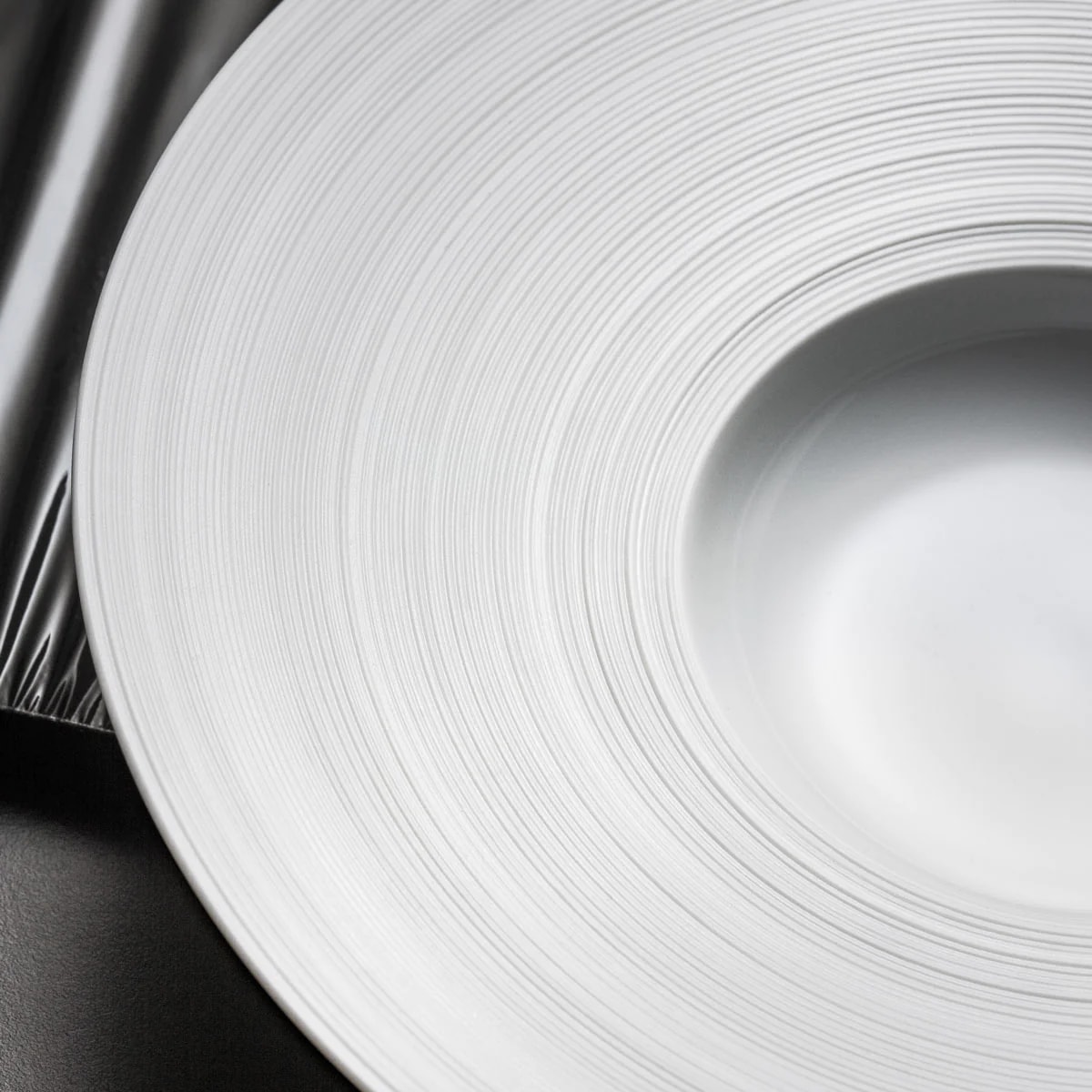 J.L Coquet, Hémisphère White Satin, Mid-sized plate