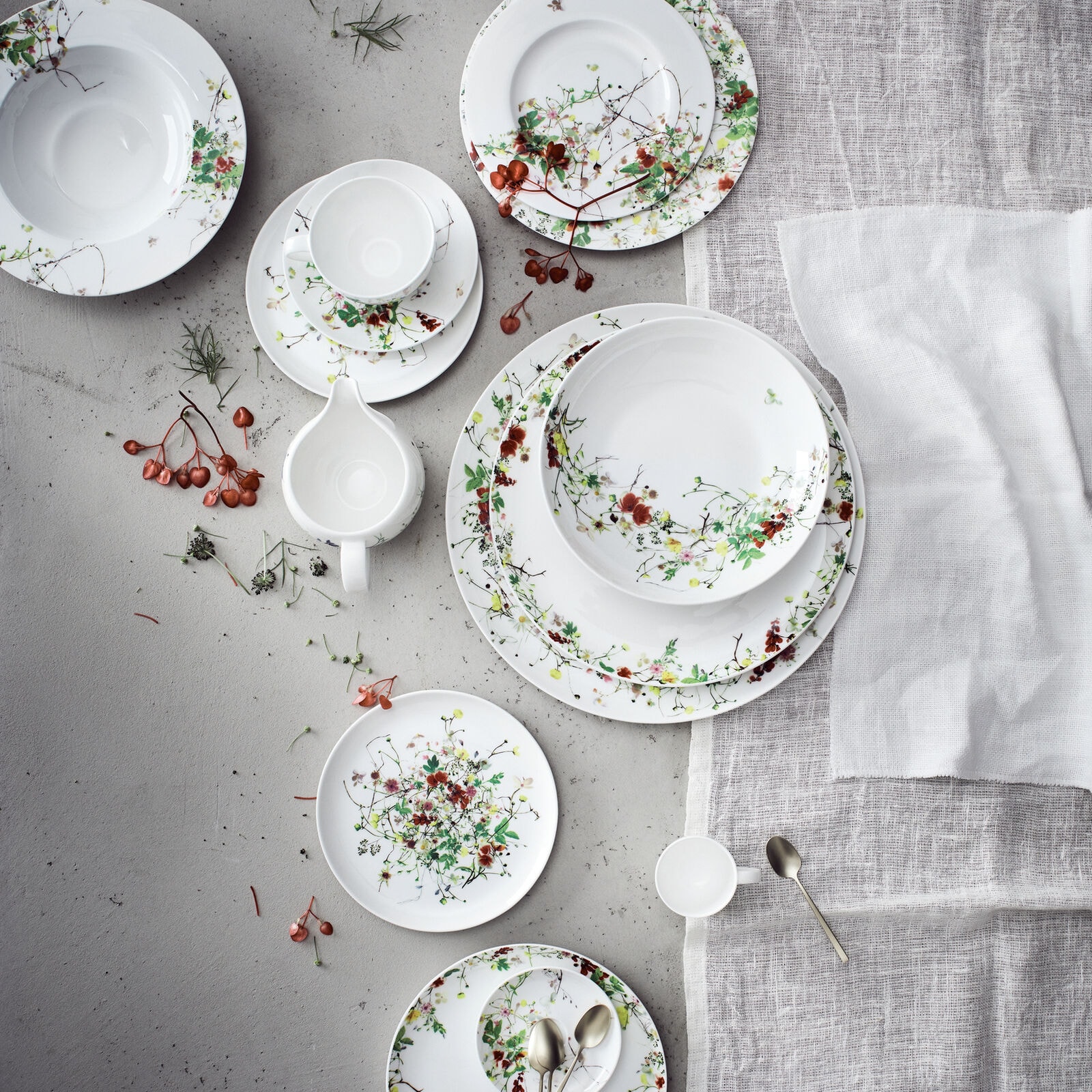 Rosenthal, Brillance Fleurs Sauvages, Set of 2 mugs with coupe saucers and 2 coupe plates