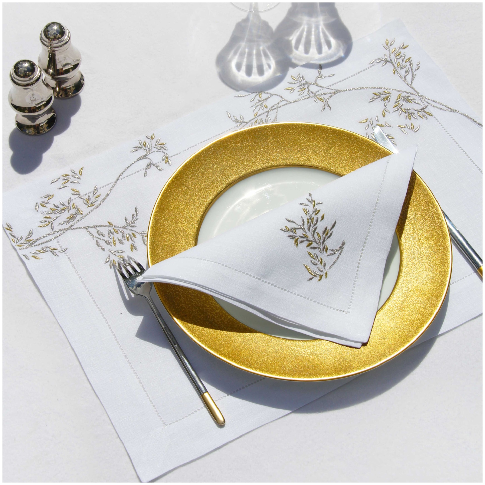 Valombreuse, Nagoya table linen, Placemat and napkin set, gold and silver