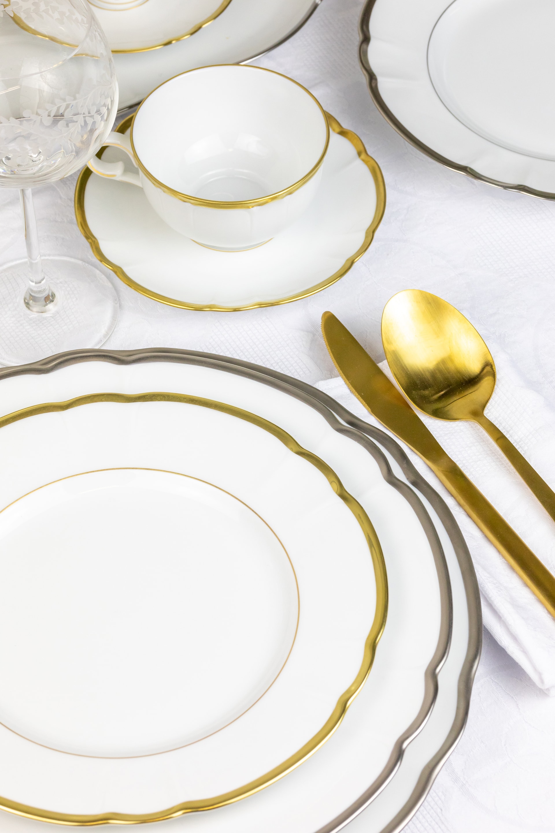 Robert Haviland & C. Parlon, Colette Gold, Tea cup & saucer