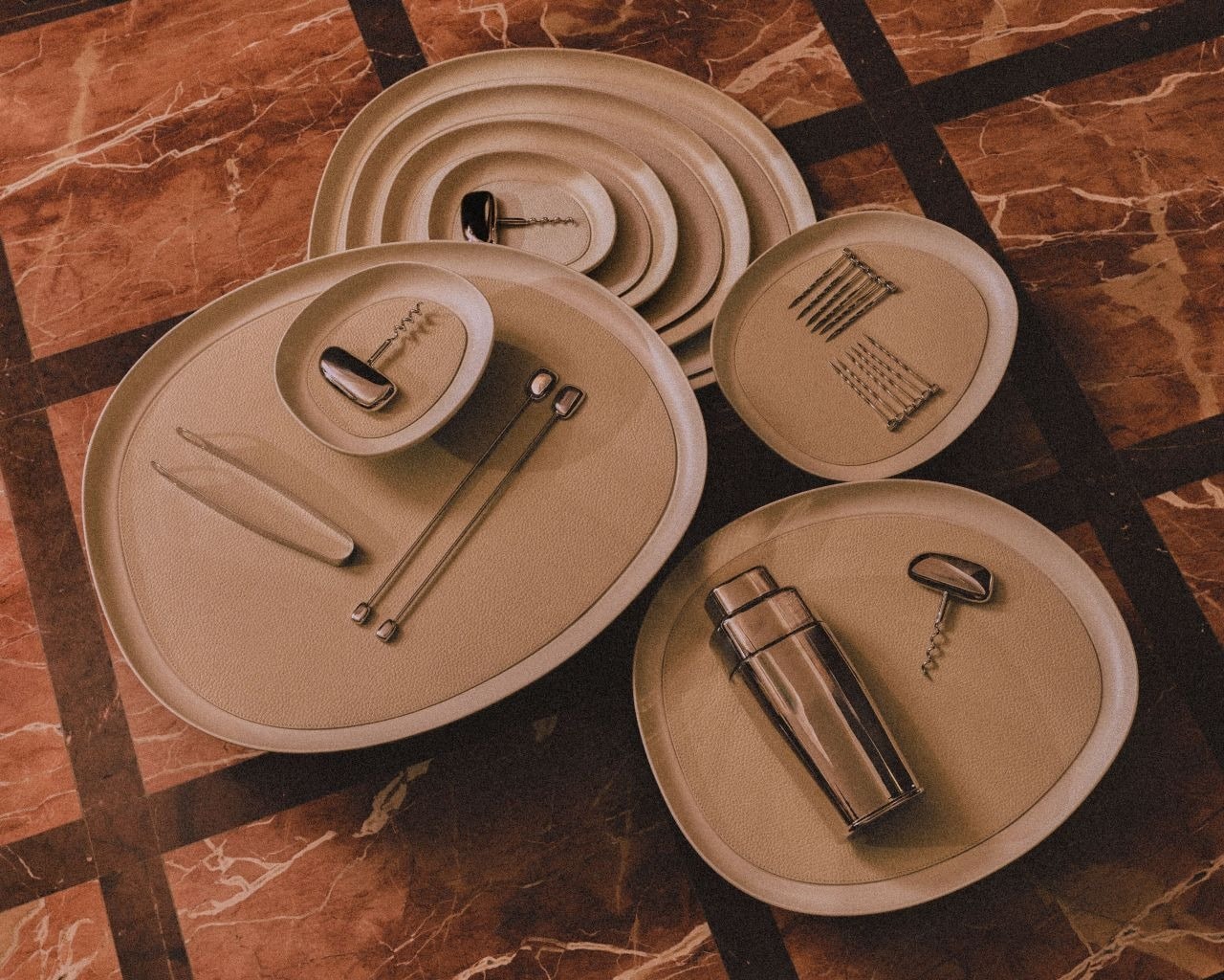 Giobagnara, Maris aluminium trays by Kelly Wearstler, Extra large round tray, cappuccino